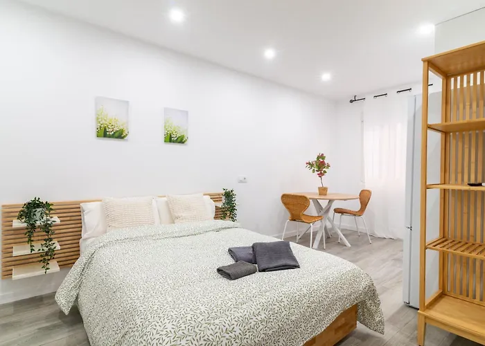 Апартаменти Salatan Apartments, Plaza Paris