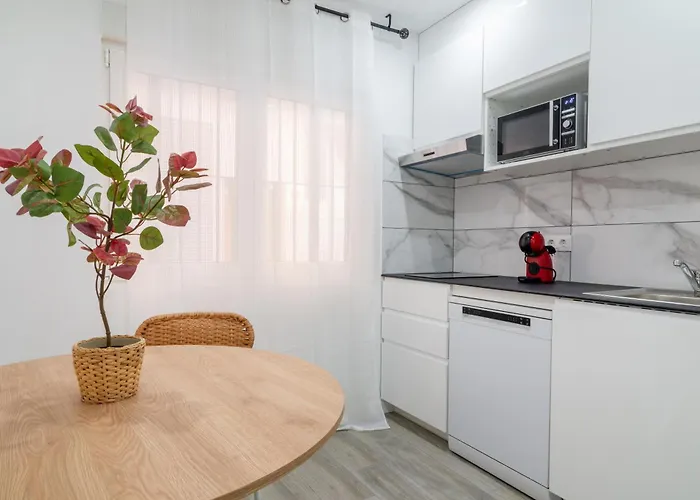 Апартаменти Salatan Apartments, Plaza Paris